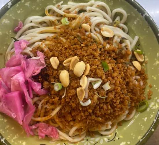 脆哨面 Noodles with crispy pork mince and pickle on top in spicy sauce